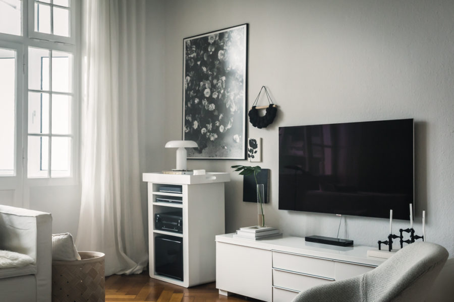 8 modi per decorare intorno a una TV a schermo piatto 3